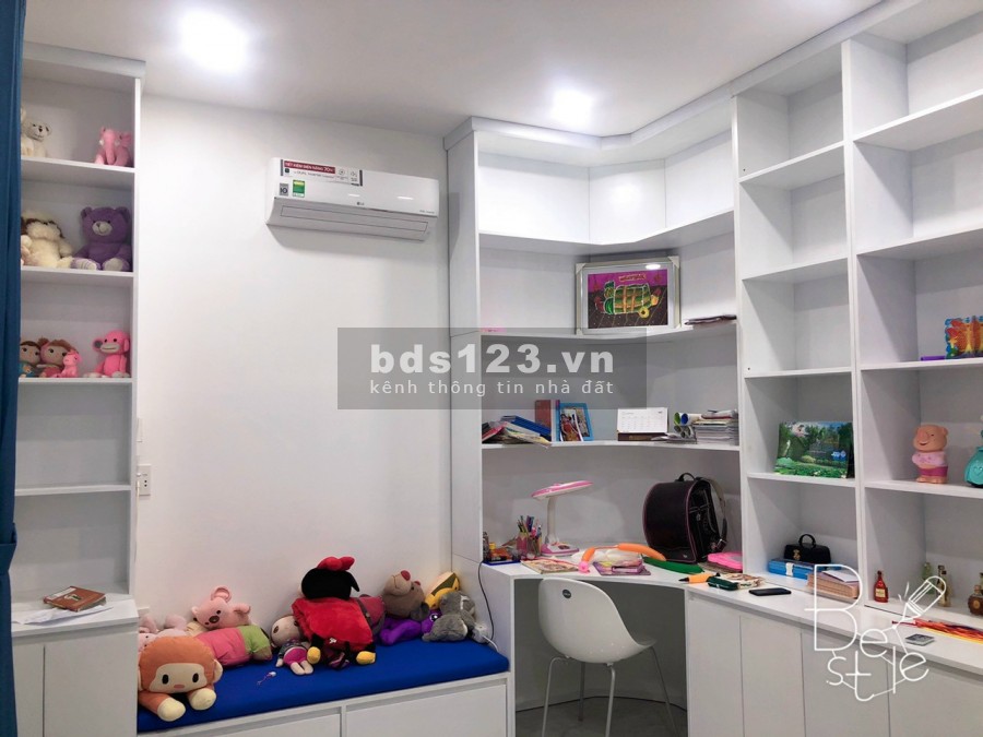 Nhà Bán Hẻm 686 CMT8 Giá Rẻ 60m2, 3Lầu 3PN , 4 WC.