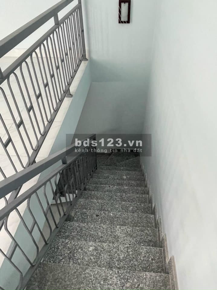 Nhà khu công nghiệp Tây bắc cần bán.