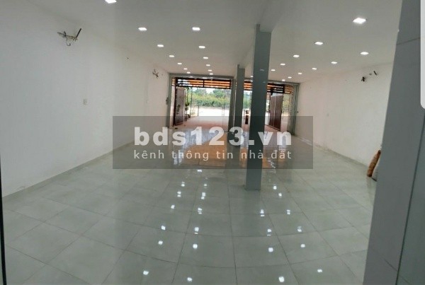 Mặt bằng 6,6x20 trống suốt giá 30tr mặt tiền đường Huỳnh Tấn Phát
