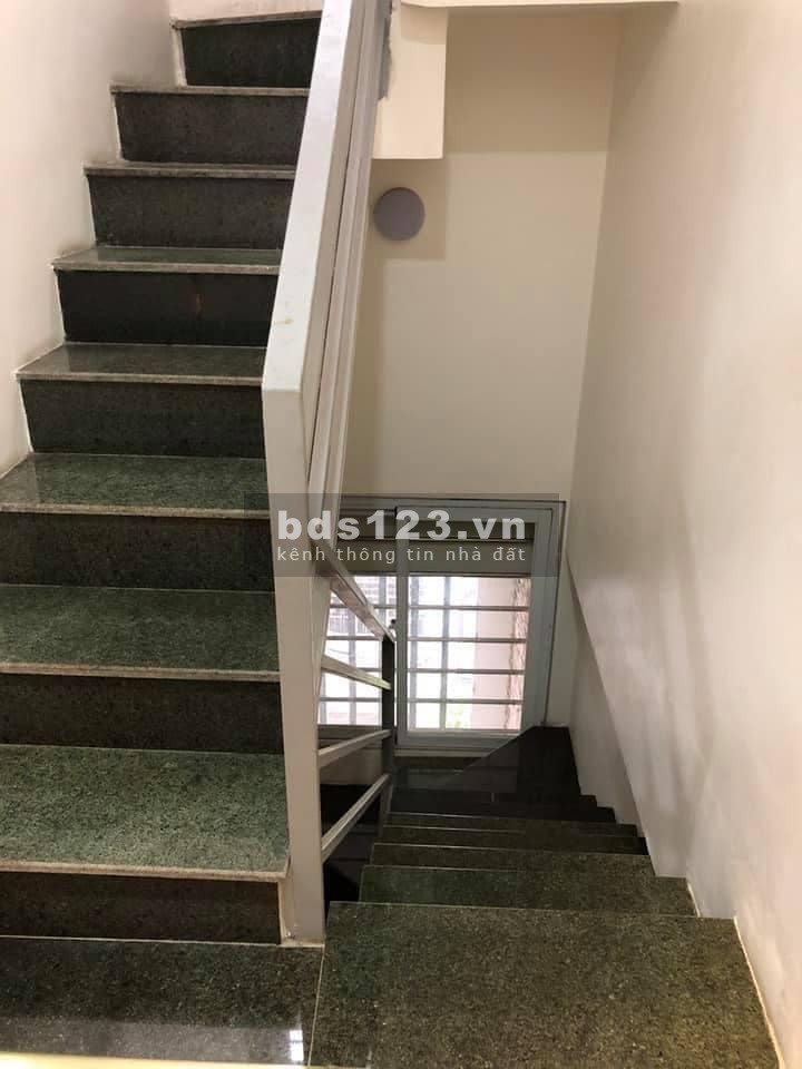 Hoàng quốc Việt ,3 ô tô tránh, lô góc 3 mặt thoáng , thông sàn , kinh doanh, thang máy 7T