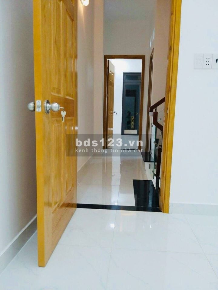 Bán nhanh căn nhà sau lưng chợ Hưng Long Bình Chánh, SHR