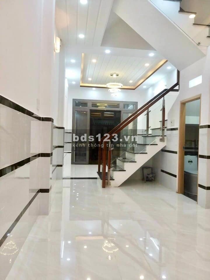 Bán nhanh căn nhà sau lưng chợ Hưng Long Bình Chánh, SHR