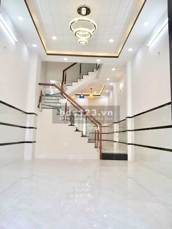 Bán nhanh căn nhà sau lưng chợ Hưng Long Bình Chánh, SHR
