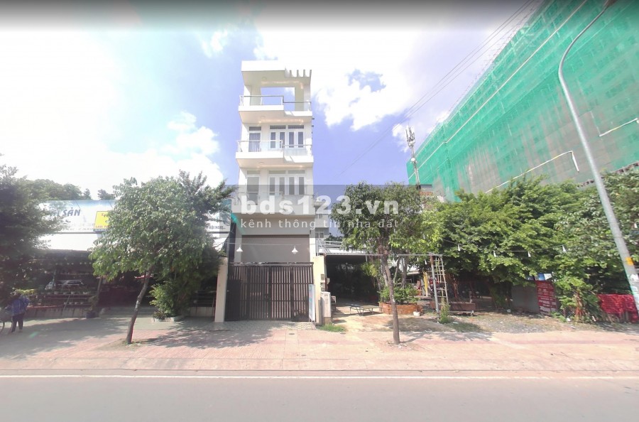 MT Nguyễn Thái Bình, 3 lầu khu buôn bán đông