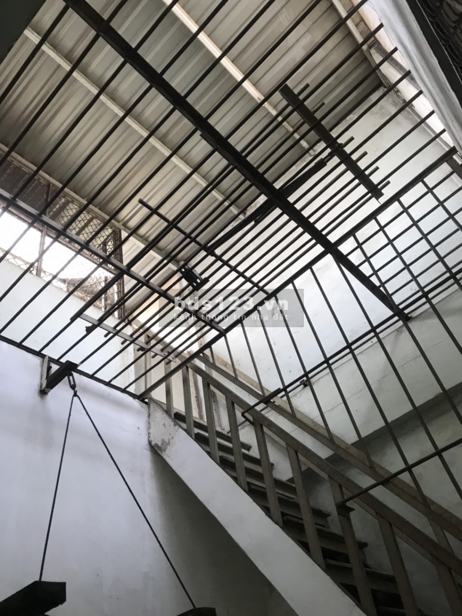 Bán gấp nhà MT Văn Thân, Phường 8, Quận 6.