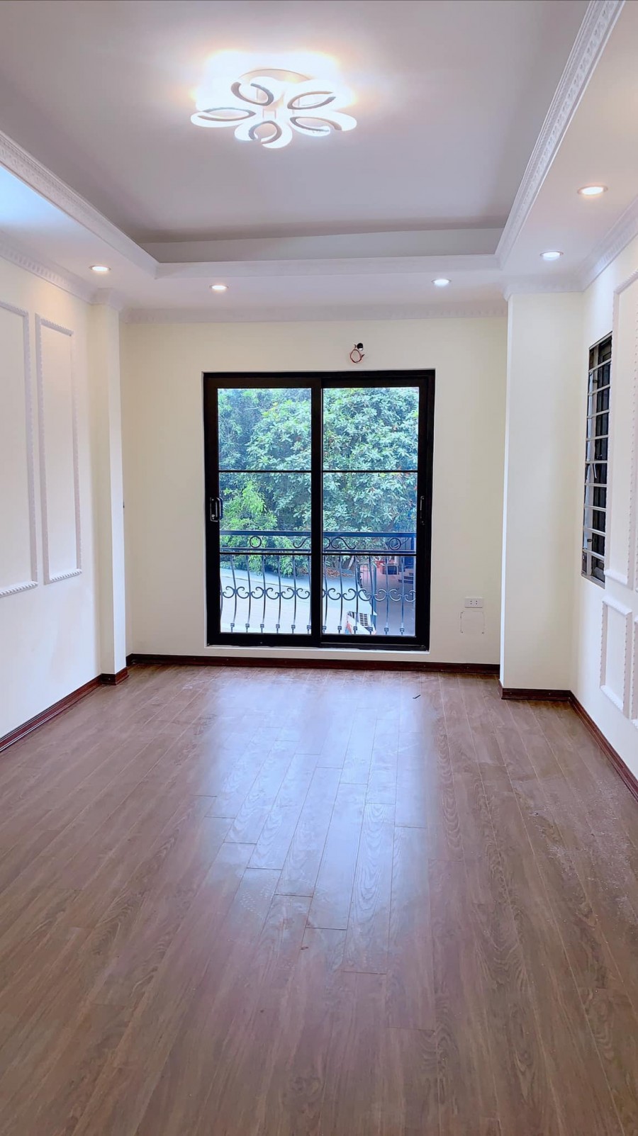 Chỉ 3 tỷ nhà Cổ Linh giáp chợ Lô góc Kinh Doanh đông đúc Ở sướng như tiên