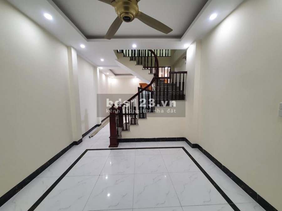 Bán nhà Thanh Trì, 32 m2, ở kết hợp cho thuê, ngõ xe ba gác đỗ cửa, giá 2.75 tỷ