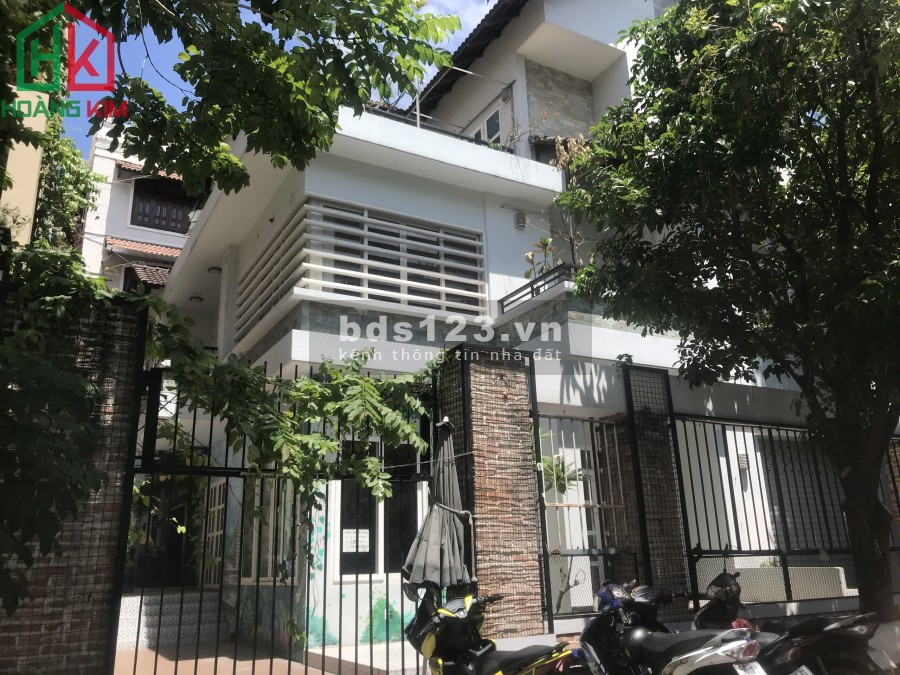 Cho thuê Biệt thự hiện đại MT khu Vườn Hoa, P.2, Phú Nhuận, DT 18x20m.