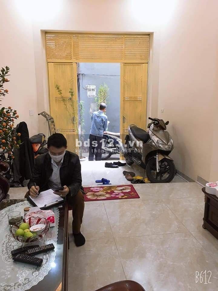 Cần bán nhà lô góc ngõ Thịnh Quang , cách ôtô 20m , giá trên 3 tỷ