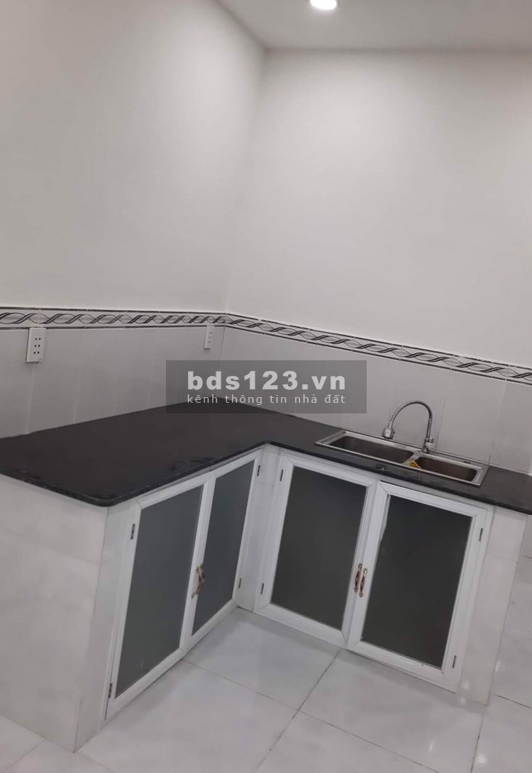 Chủ bán gấp nhà Lạc Long Quân 33m2, 3 tầng, mặt tiền rộng 4m1, P 10, Q Tân Bình, 3tỷ75