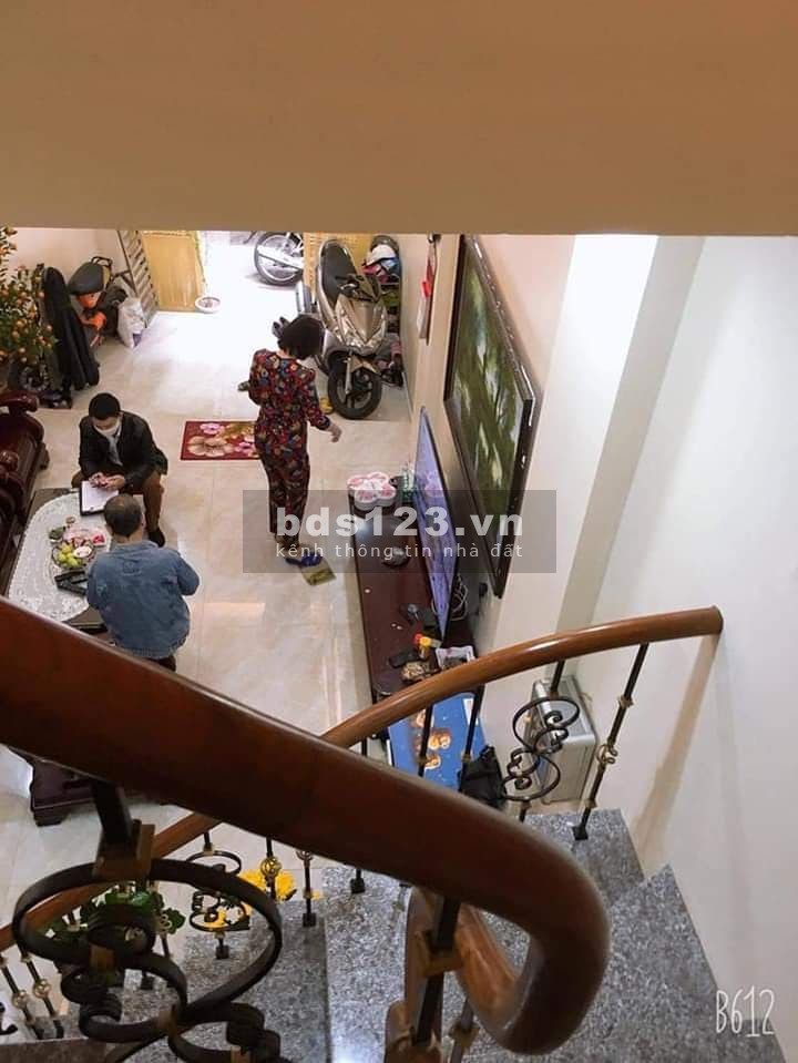 Cần bán nhà lô góc ngõ Thịnh Quang , cách ôtô 20m , giá trên 3 tỷ