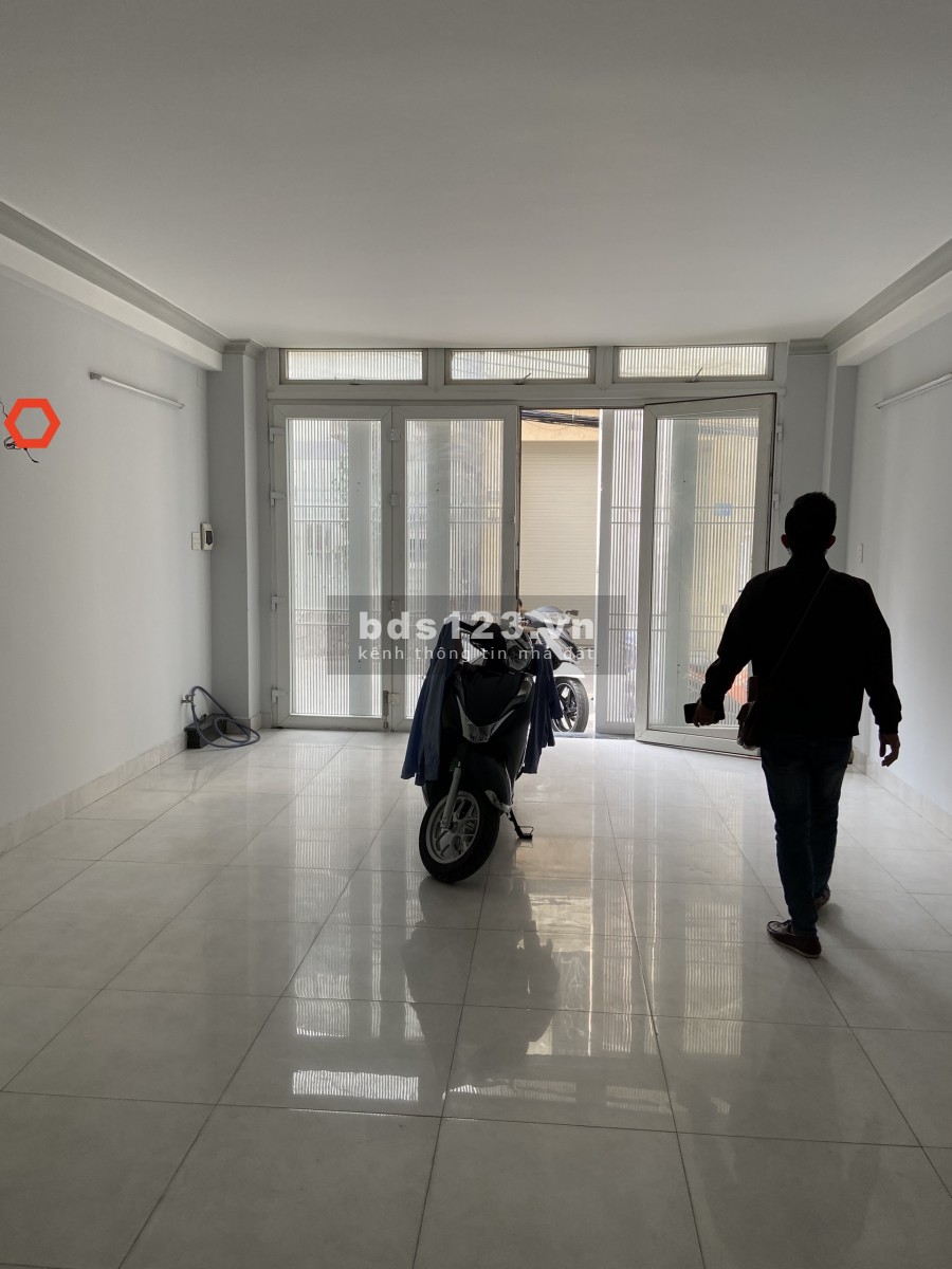 Nhà HXH Phan Văn Trị 5x10m, trệt, 4lầu. 3p lớn, 5wc. 18tr.