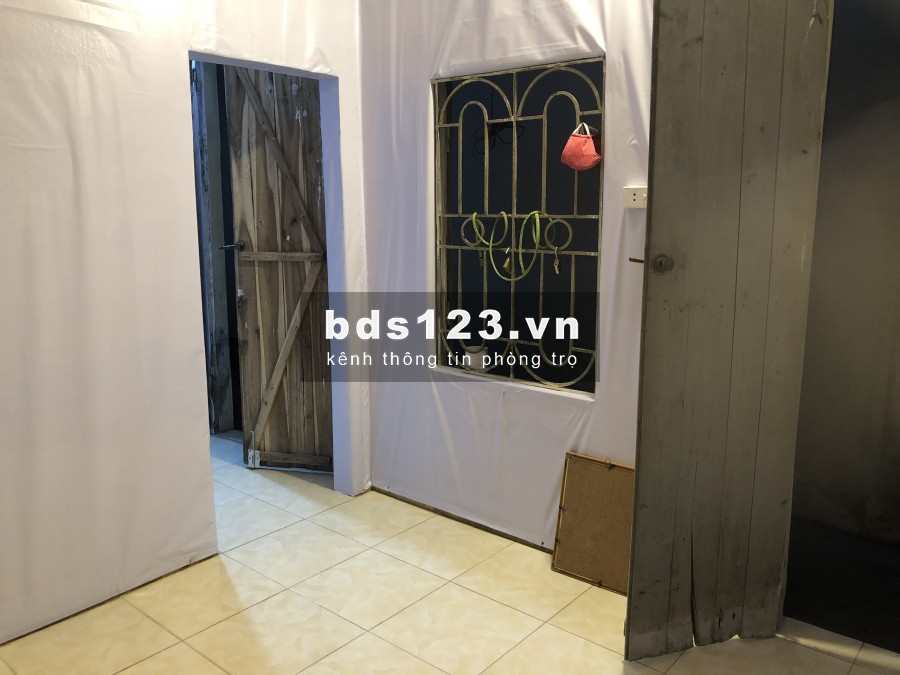 Cho thuê nhà cấp 4 – 54m vuông. Gồm 3 phòng ngủ + 1 bếp + 1 vệ sinh. Ô tô đỗ cửa – Ô tô tránh