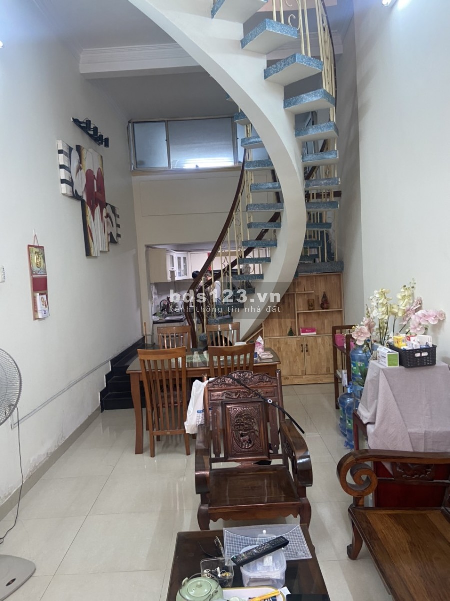 Cần tiền bán gấp nhà mới, tiện ở ngay đường Lê Văn Sỹ, P. 13, Quận 3