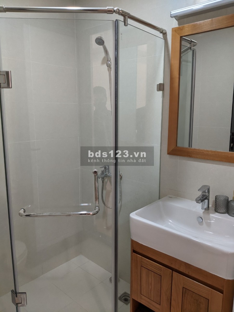 Bán nhà gấp Long Biên ô tô, kinh doanh nhà đẹp giá 2,6 tỷ. Diện tích trên 34m.