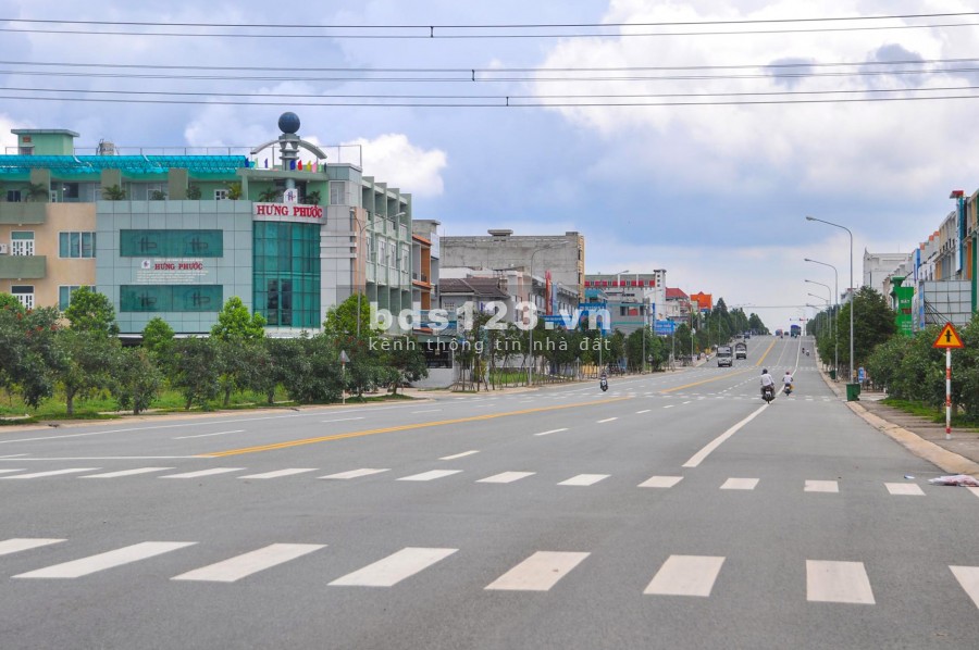 VỀ QUÊ ĐỊNH CƯ TÔI BÁN GẤP LẠI 600M2 ĐẤT NGAY CHỢ ĐANG HOẠT ĐỘNG, SHR
