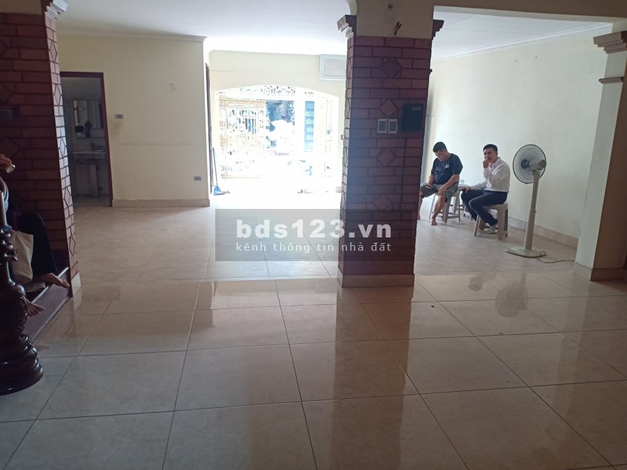 Cho thuê căn biệt thự mặt phố Hoàng Như Tiếp. DT 132m2