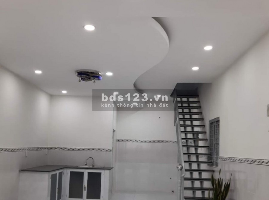 Chủ bán gấp nhà Lạc Long Quân 33m2, 3 tầng, mặt tiền rộng 4m1, P 10, Q Tân Bình, 3tỷ75
