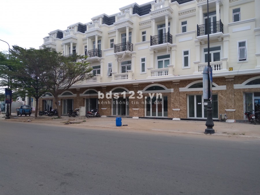 Nhà Phố Mặt Tiền Đường 25m, TP Dĩ An, Bình Dương