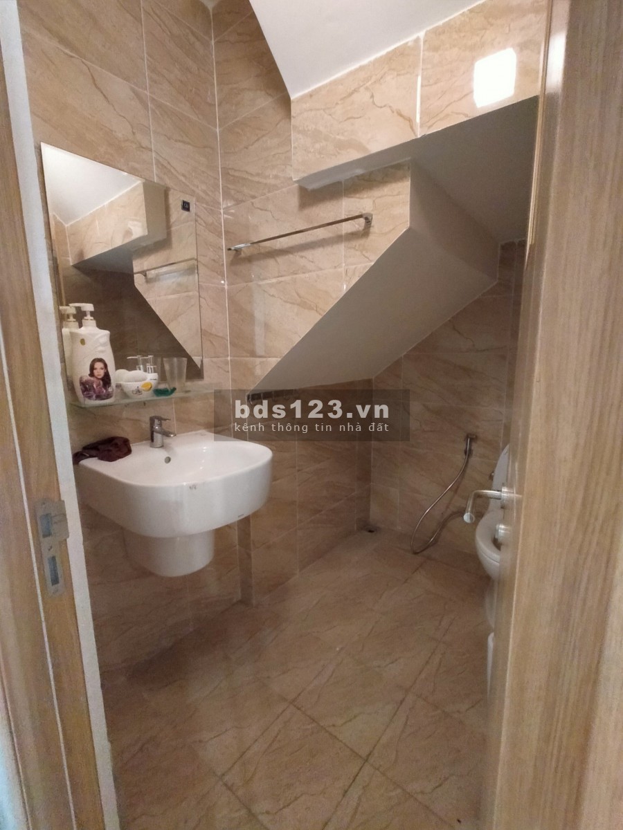 Quận 2 - Văn phòng gần Sun Avenue 80 m2 - Đã lắp đặt sẵn rèm và máy lạnh - toilet - bếp giá 20 triệu