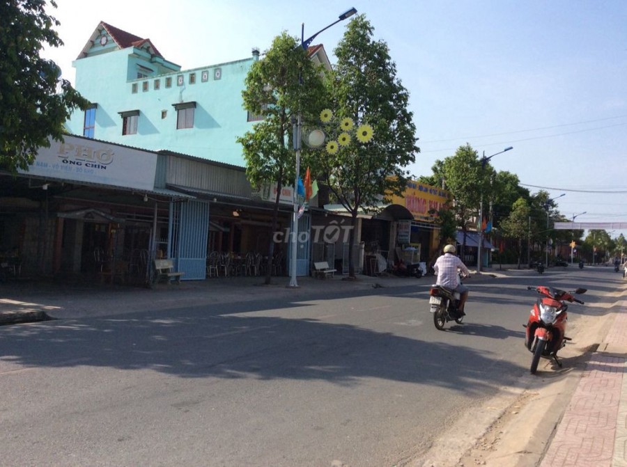 Cho Thuê Mặt Bằng Lớn 300m2 Vị Trí Đẹp Ngay Trục Đường Chính Đường Nguyễn Văn Côn