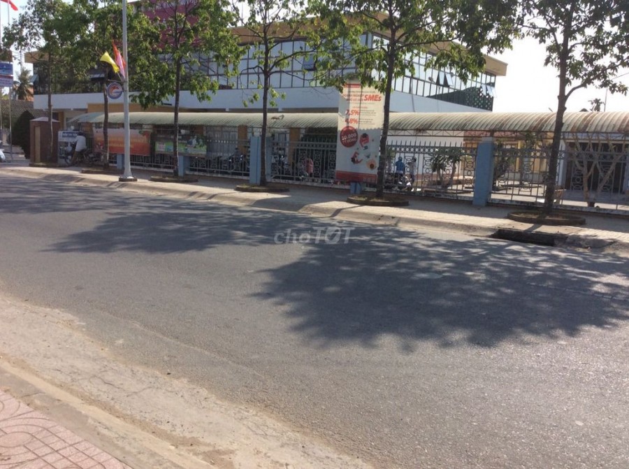 Cho Thuê Mặt Bằng Lớn 300m2 Vị Trí Đẹp Ngay Trục Đường Chính Đường Nguyễn Văn Côn
