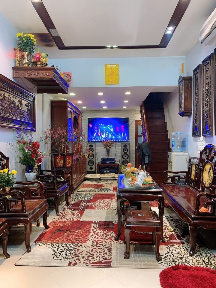 Nhà Mặt Phố Lớn, trung tâm Cầu Giấy, Ô Tô Đỗ Cửa, Giá Chỉ Nhỉnh 3 Tỷ