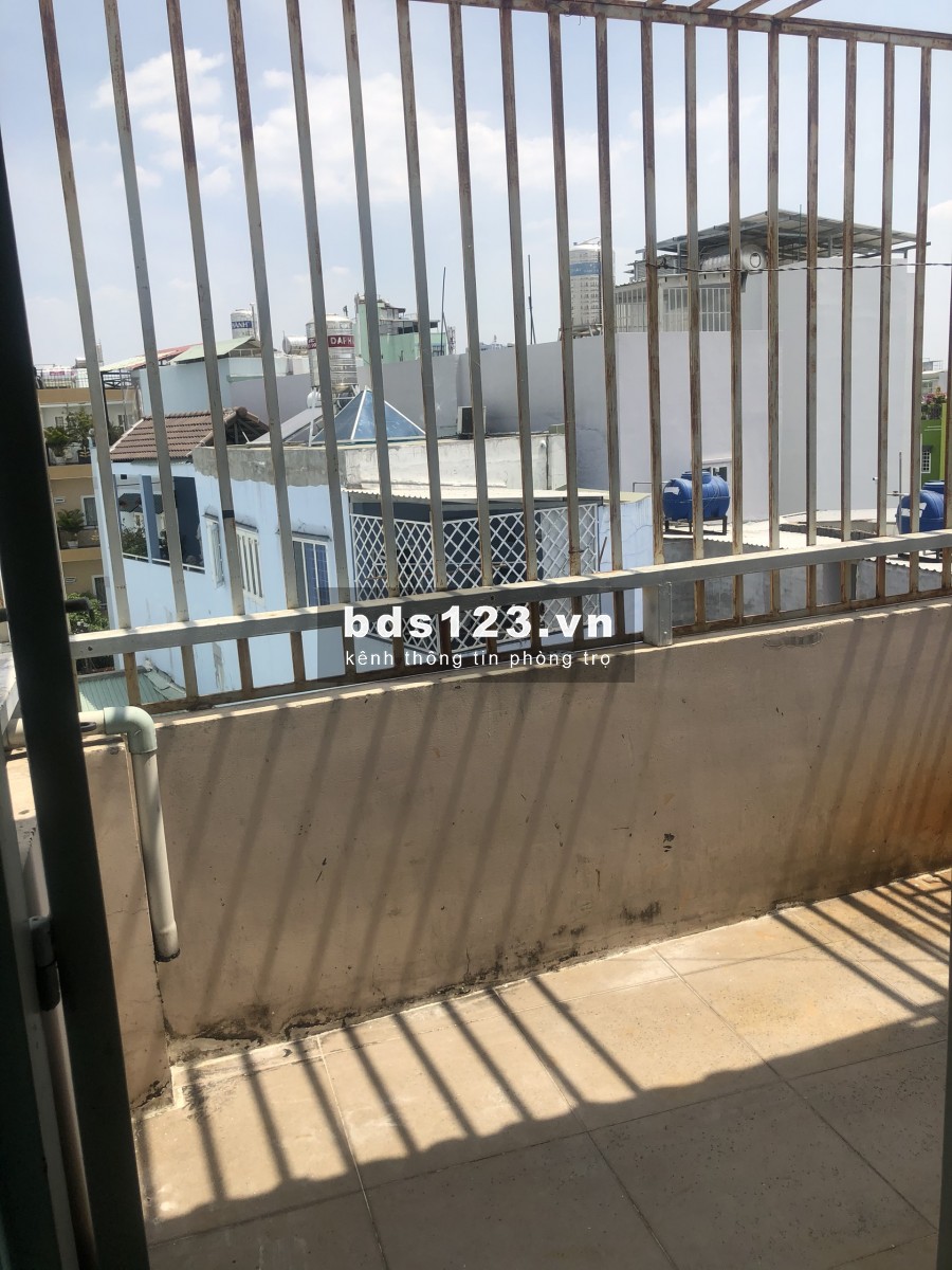 Còn 1 phòng cho thuê phòng máy lạnh Balcony + Giá 2,5 triệu địa chỉ: hẻm 148 Tôn Đản,