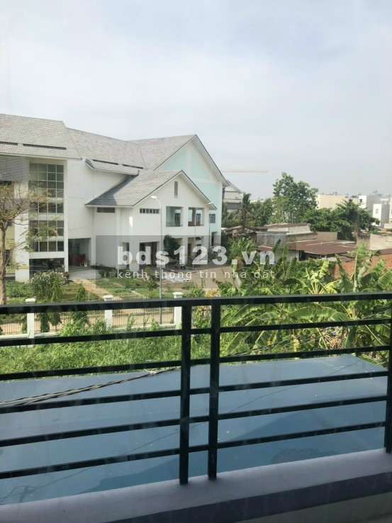 Cho thuê nhà nguyên căn 3 lầu full nội thất.