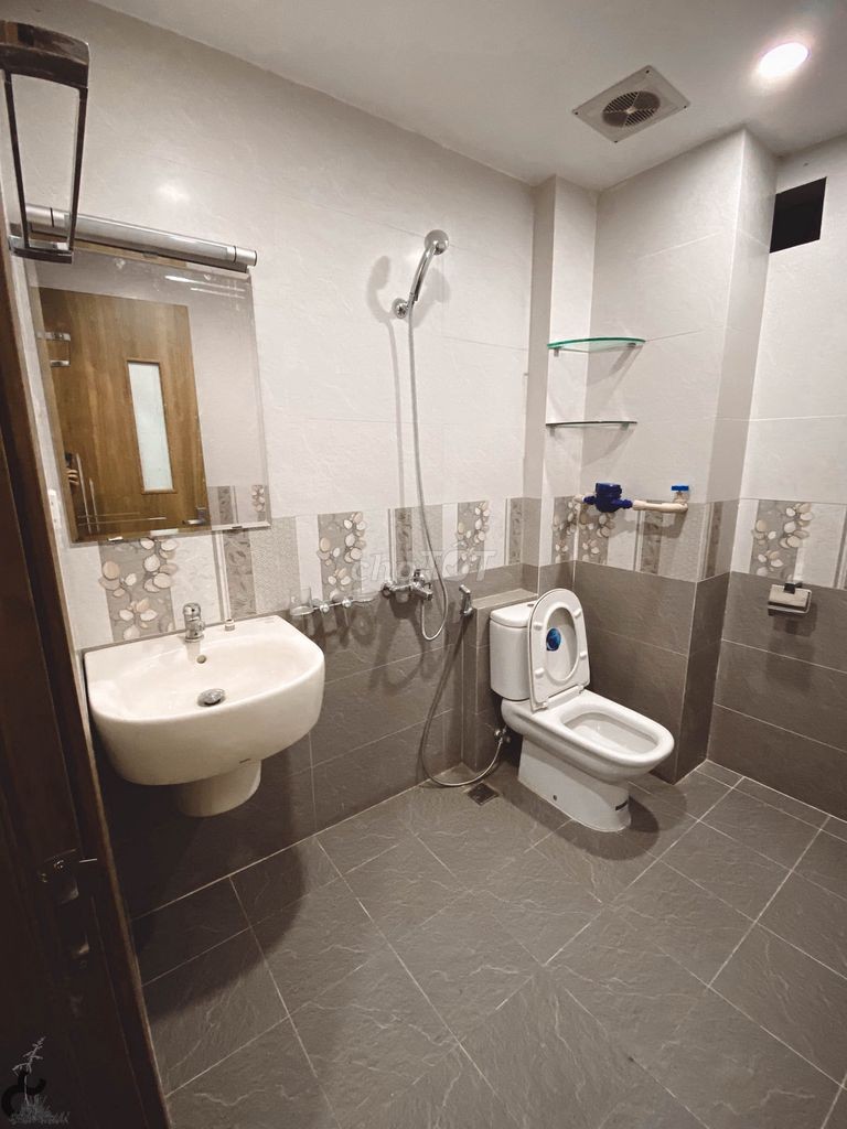 Cho thuê căn hộ dịch vụ mini tầng 8 view hồ Huy Văn đường Văn Chương 2, Đống Đa, Hà Nội