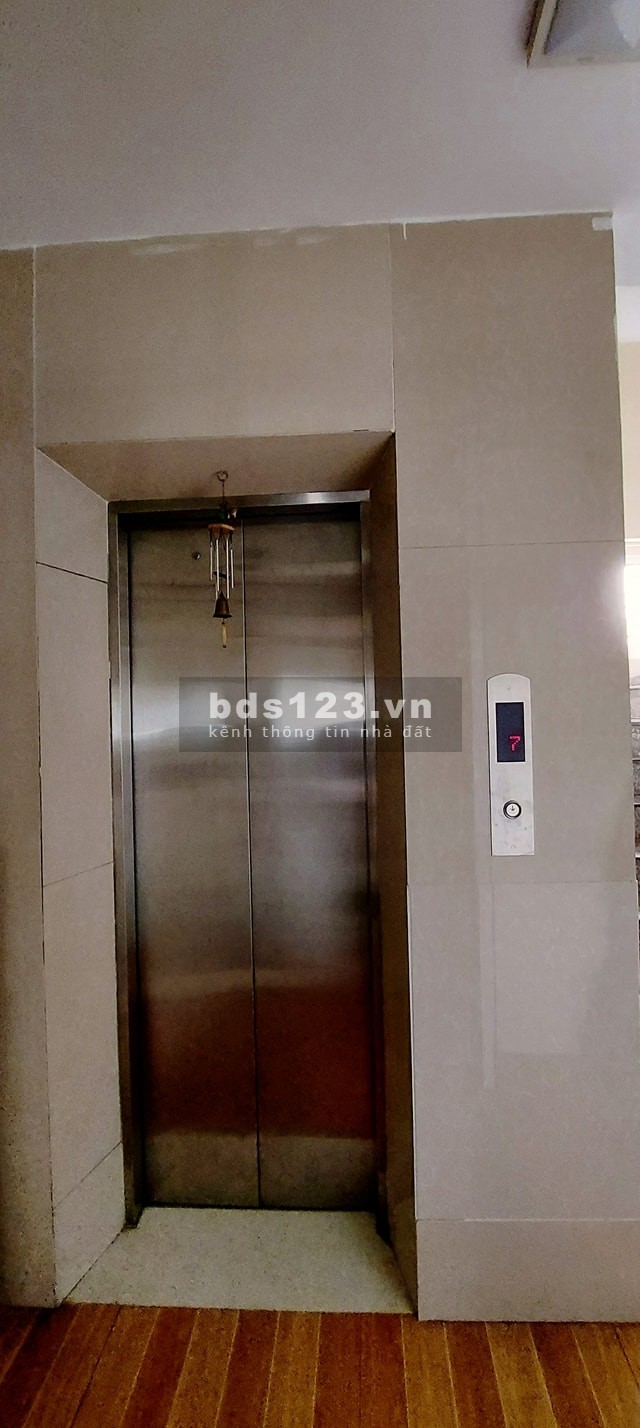 ĐẲNG CẤP 8 TẦNG THANG MÁY – VỈA HÈ Ô TÔ TRÁNH- SẦM UẤT NHƯ PHỐ CỔ. LÀM VĂN PHÒNG CTY CÓ LẼ LÀ ĐẸP NHẤT. LIÊN HỆ E QUÂN 0922550232
