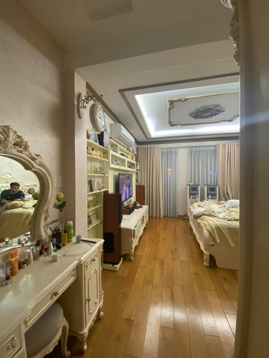 Bán gấp nhà mặt tiền Hoa Sứ, khu vực sầm uất nhất Phú Nhuận, 60m2, 5 tầng.