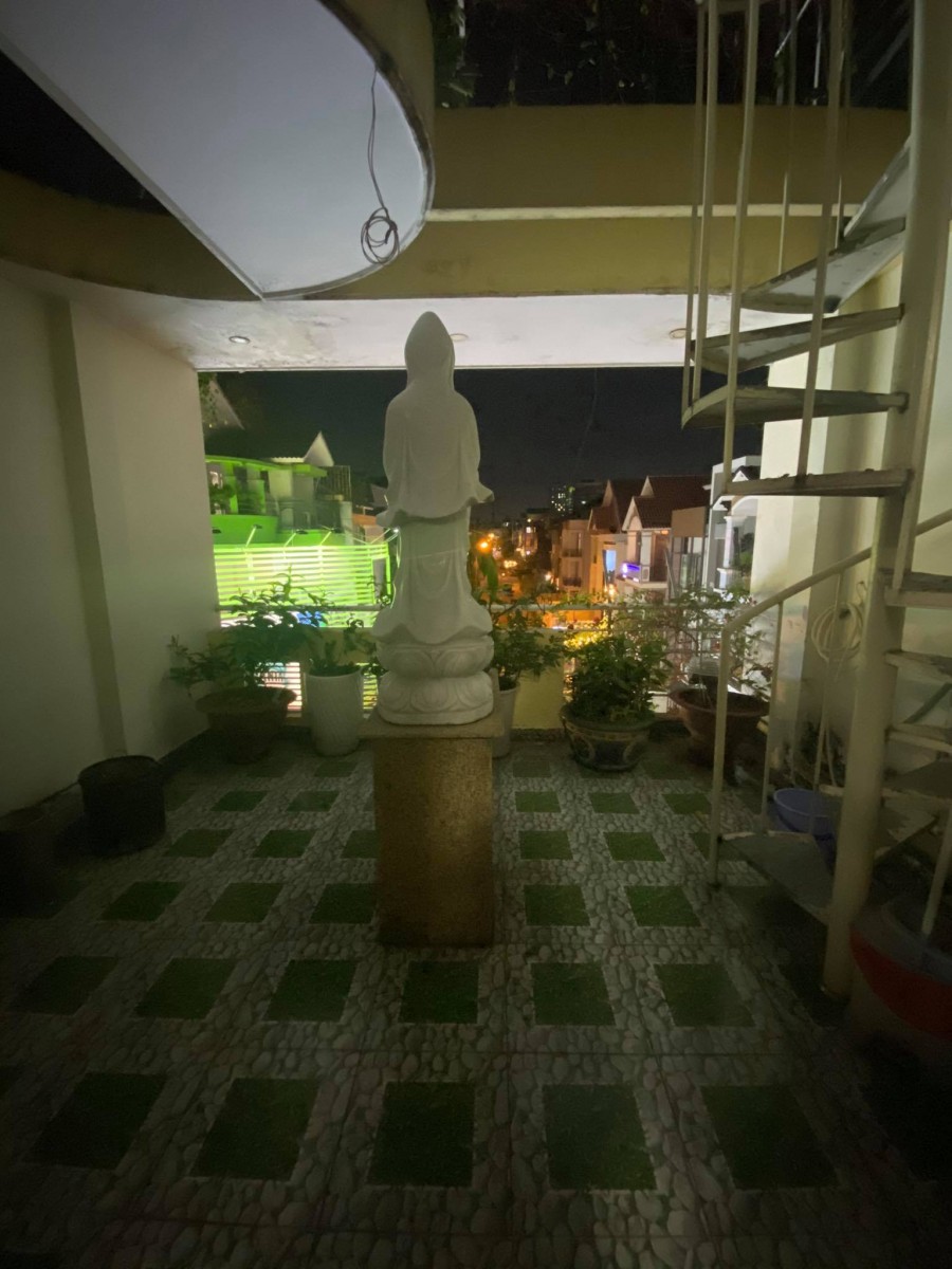 Bán gấp nhà mặt tiền Hoa Sứ, khu vực sầm uất nhất Phú Nhuận, 60m2, 5 tầng.