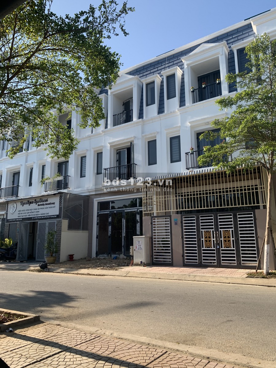 Cần ra đi nhanh căn nhà phố TTTP QUẢNG NGÃI mới toanh chưa qua sử dụng dt sàn 165m2 ai có nhu cầu xin lh sđt: 0382355777