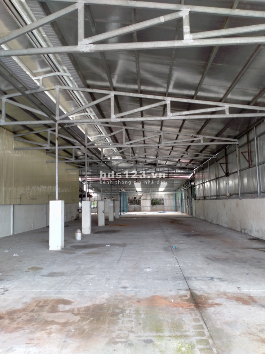 Kho xưởng 1000m2 Bưng Ong Thoàn, Phú Huữ cách Võ Chí Công 200m.