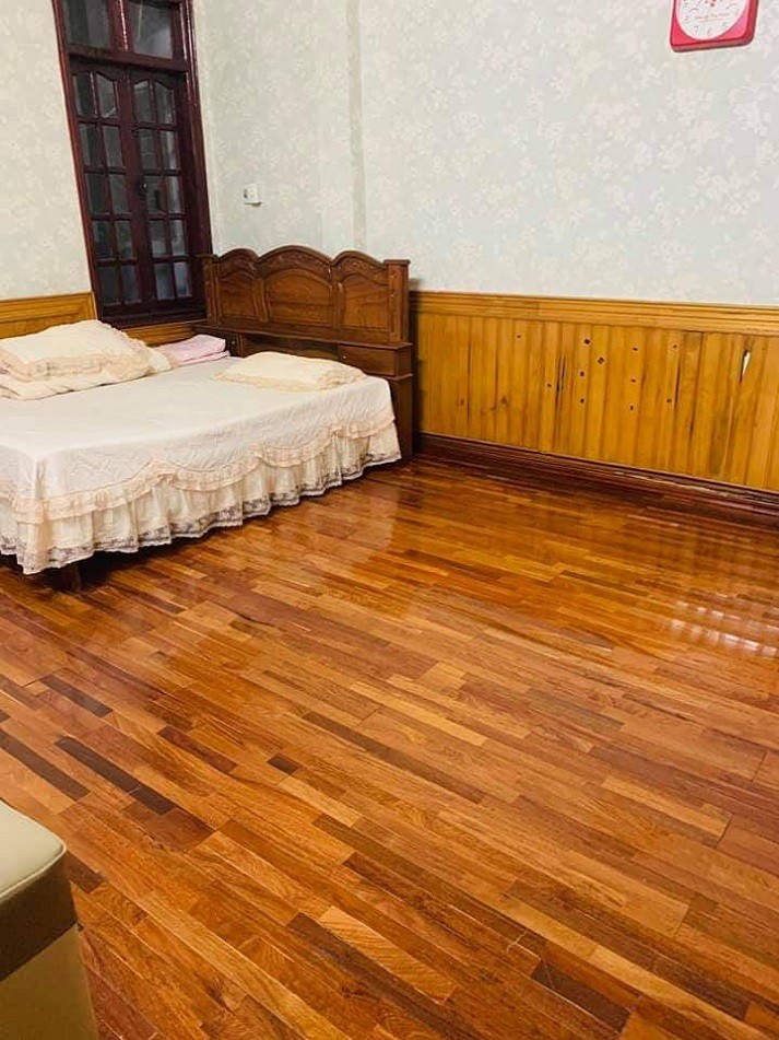 Cho thuê hoặc bán nhà 2 tầng mặt phố Vũ Tông Phan DT 302 m.
