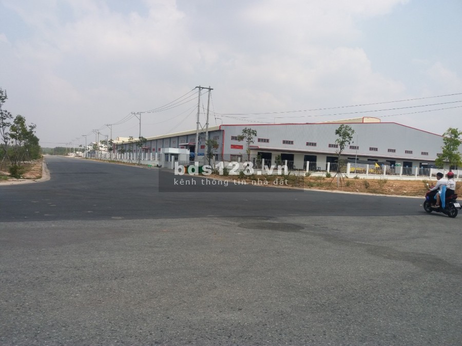 Cần sang lại lô Đất Nền mặt tiền đường lớn, kinh doanh tốt, Sát trường ĐH Việt Đức Sổ Hồng Full Thổ Cư.