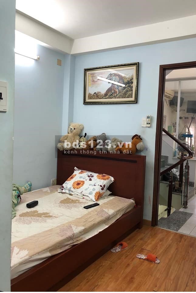 Nhà đẹp CMT8 3 tầng 4 PN hẻm 4m giá 5.3 tỷ