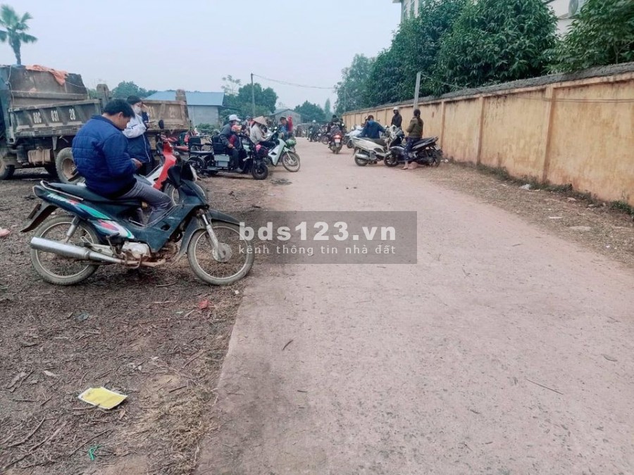 Chính chủ bán nhanh lô đất 2 mặt tiền cạnh trường cấp 1,2 hướng đạo,dt99.3m,lh0967696797.