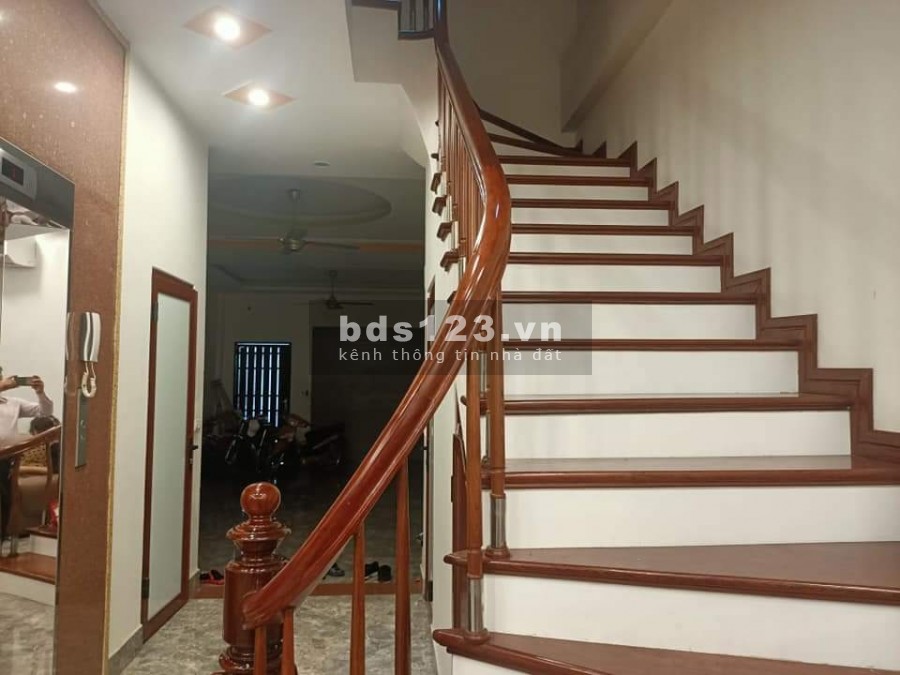 Bán nhà Lạc Trung, 35m2, 6 tầng, MT 3.3m, ngõ 3m, ngay trường cấp 2, giá 4,25 tỷ