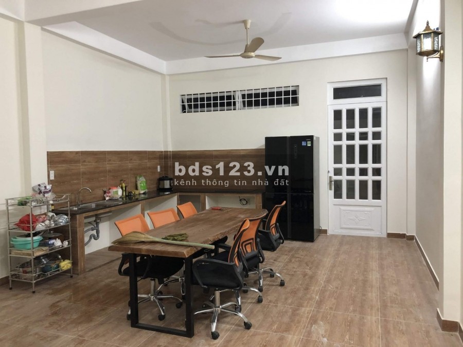 Cho thuê nhà nguyen căn mặt tiền ngay cổng VIncity Q9