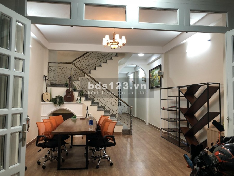 Cho thuê nhà nguyen căn mặt tiền ngay cổng VIncity Q9