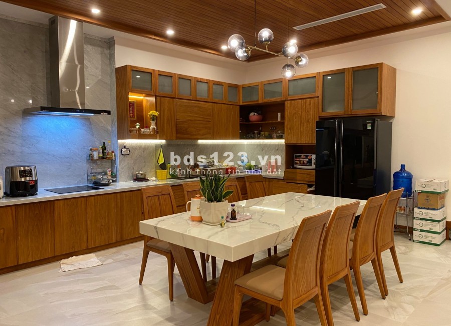 Bán nhà Ở MỚI ĐẸP 5 tầng Thang máy, Mặt phố + Mặt Hồ 50m ô tô nhà – Hoàng Cầu