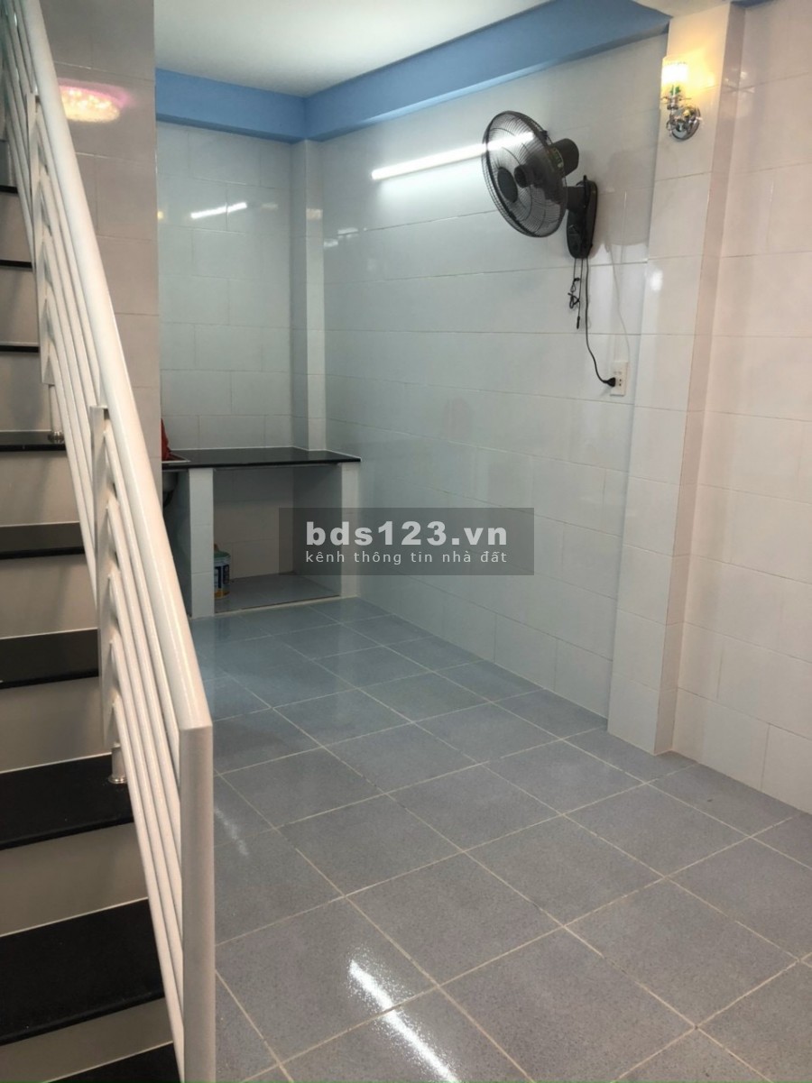 KẸT TIỀN BÁN GẤP NHÀ HẺM XE HƠI Đ. LẠC LONG QUÂN Q11