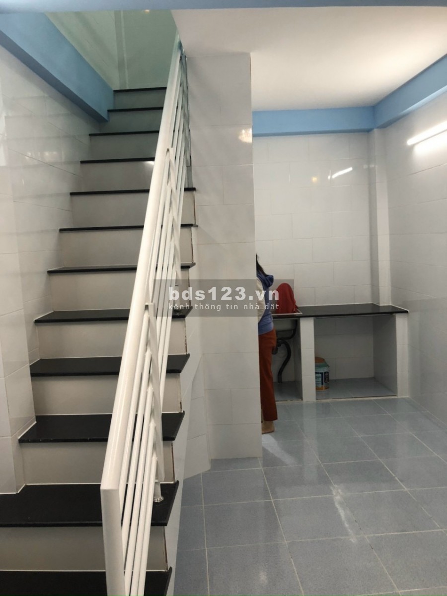 KẸT TIỀN BÁN GẤP NHÀ HẺM XE HƠI Đ. LẠC LONG QUÂN Q11