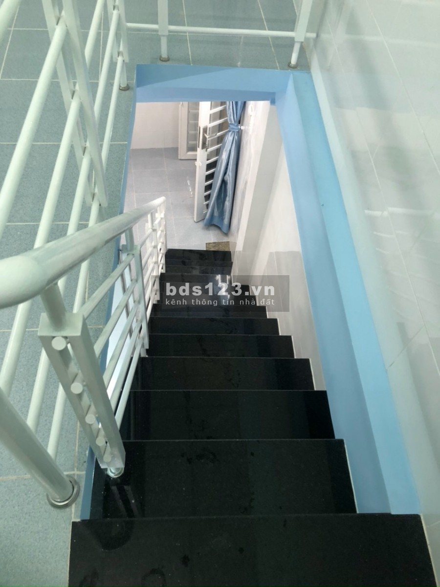 KẸT TIỀN BÁN GẤP NHÀ HẺM XE HƠI Đ. LẠC LONG QUÂN Q11