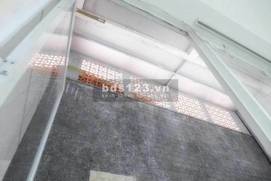 Mặt bằng mặt tiền hẻm lớn Quận 10 giá 16 triệu dt 90m2