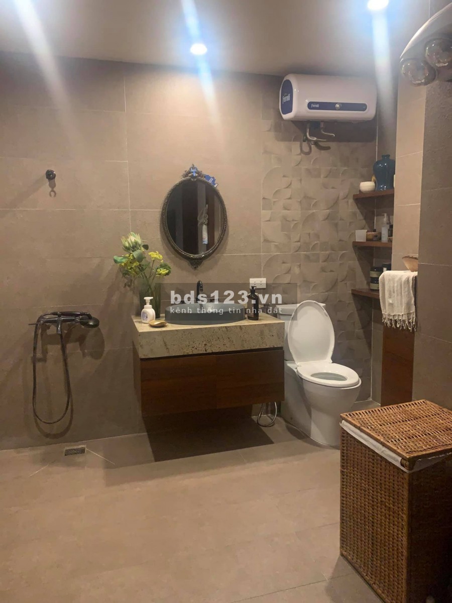 Phạm Ngọc Thạch ,15M ra phố , mặt tiền 7m , 40mX6t , giá cực hợp lý lh : 0868844278