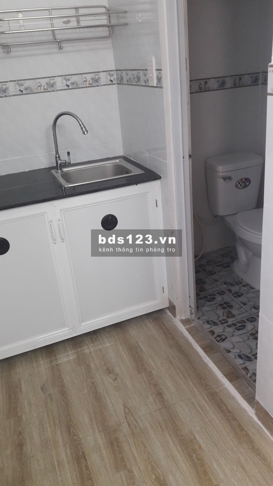 Phòng trọ có máy lạnh, có tolet, có kệ bếp