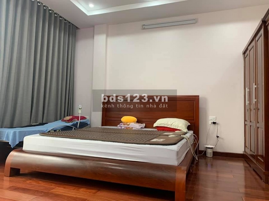 Bán nhà đường Cách mạng tháng 8 , 70m2, 5 tầng, giá chỉ 10 tỷ 500.